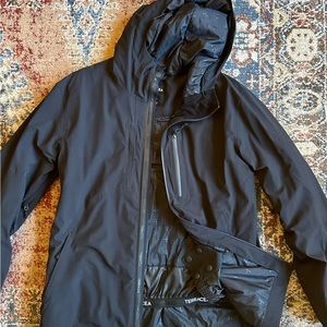 Lightly used Men’s winter ski/snowboarding jacket from the brand Terracea.
